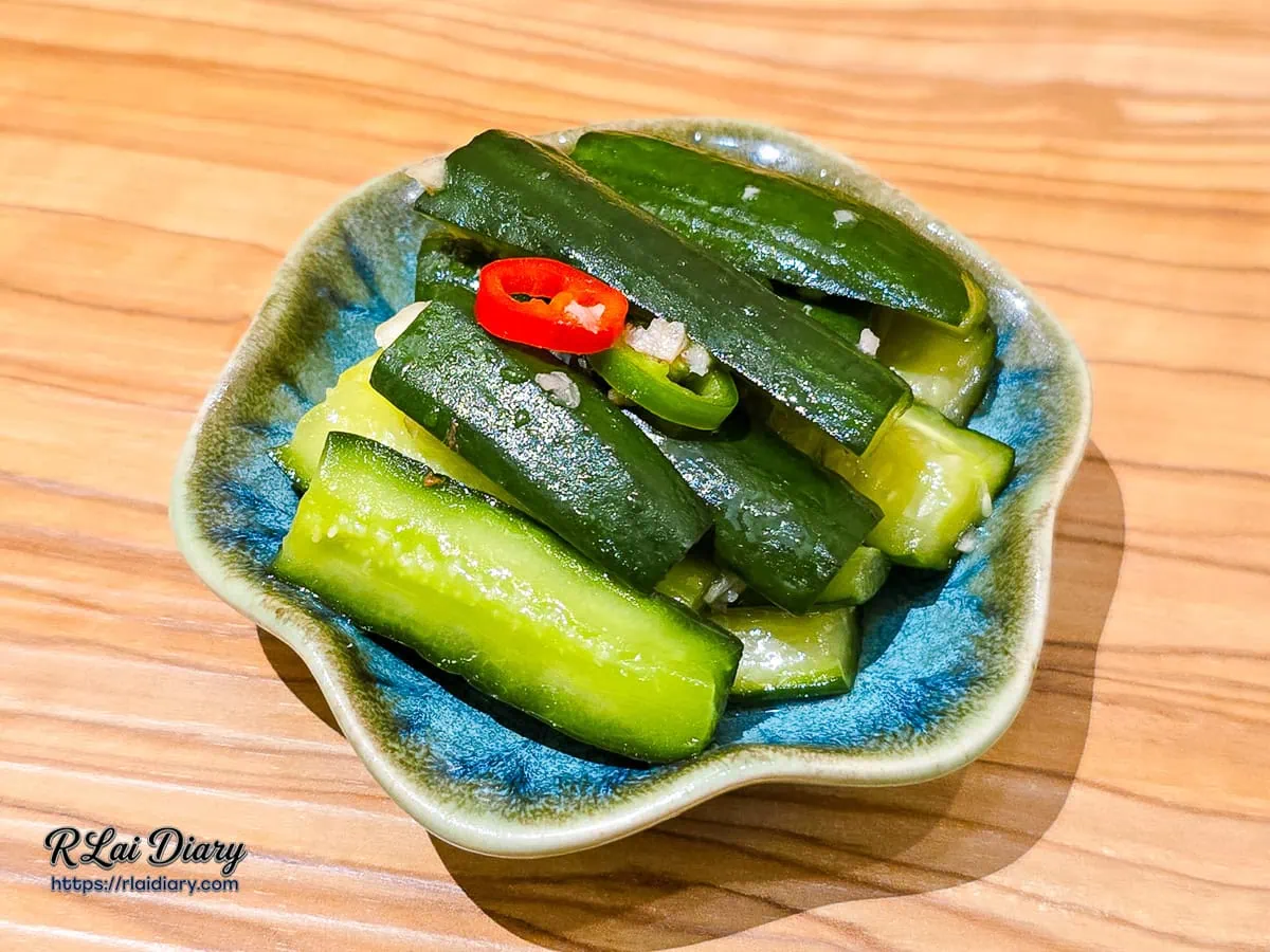 小菜青梅黃瓜爽特寫，翠綠脆口的醃漬小黃瓜