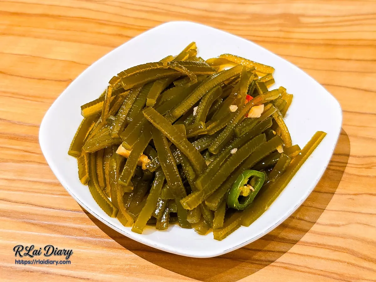 帶有蒜碎與辣椒的味島海帶絲，風味層次豐富