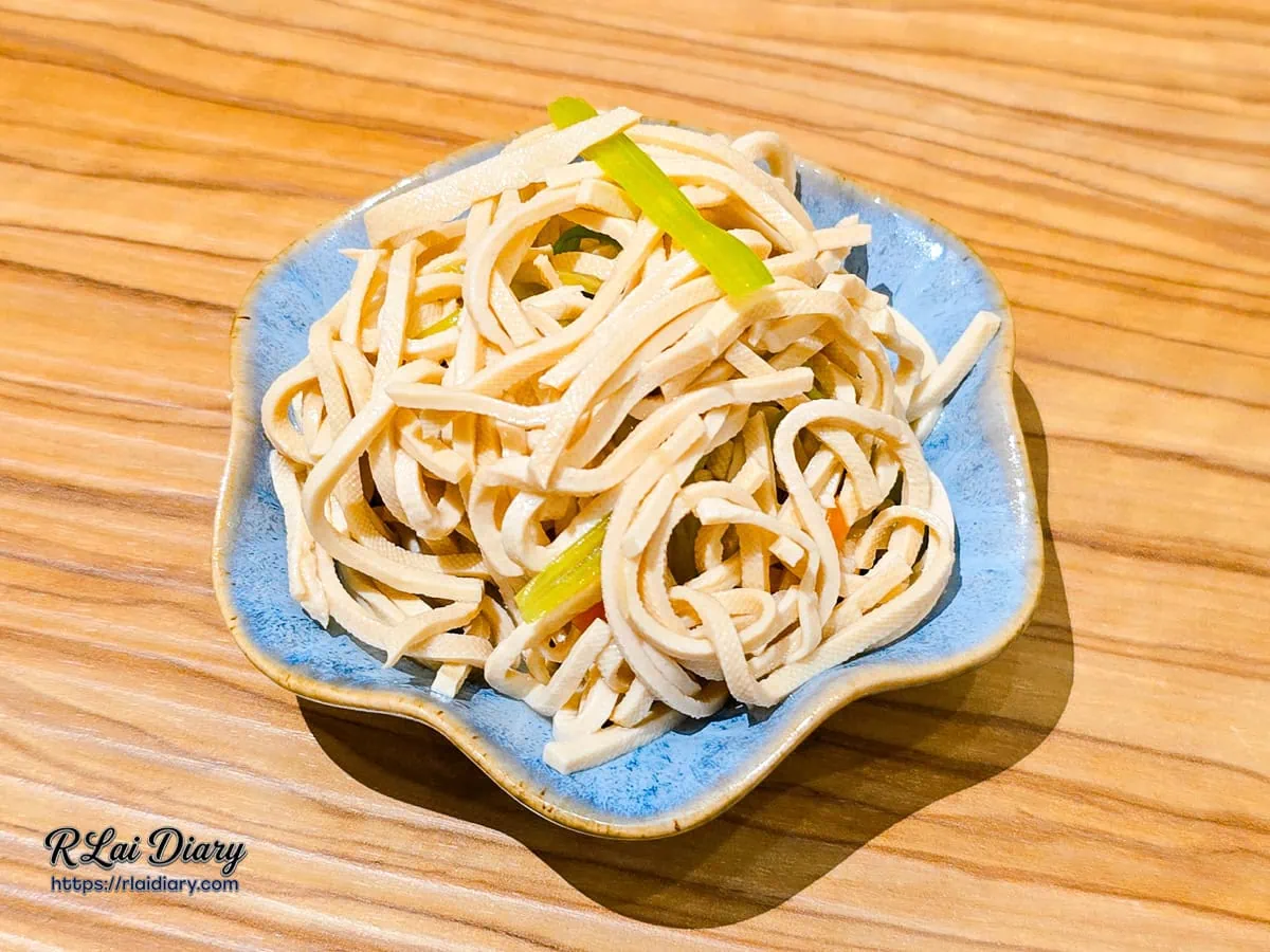 小菜鮮露干絲特寫，口感軟嫩的涼拌豆腐絲
