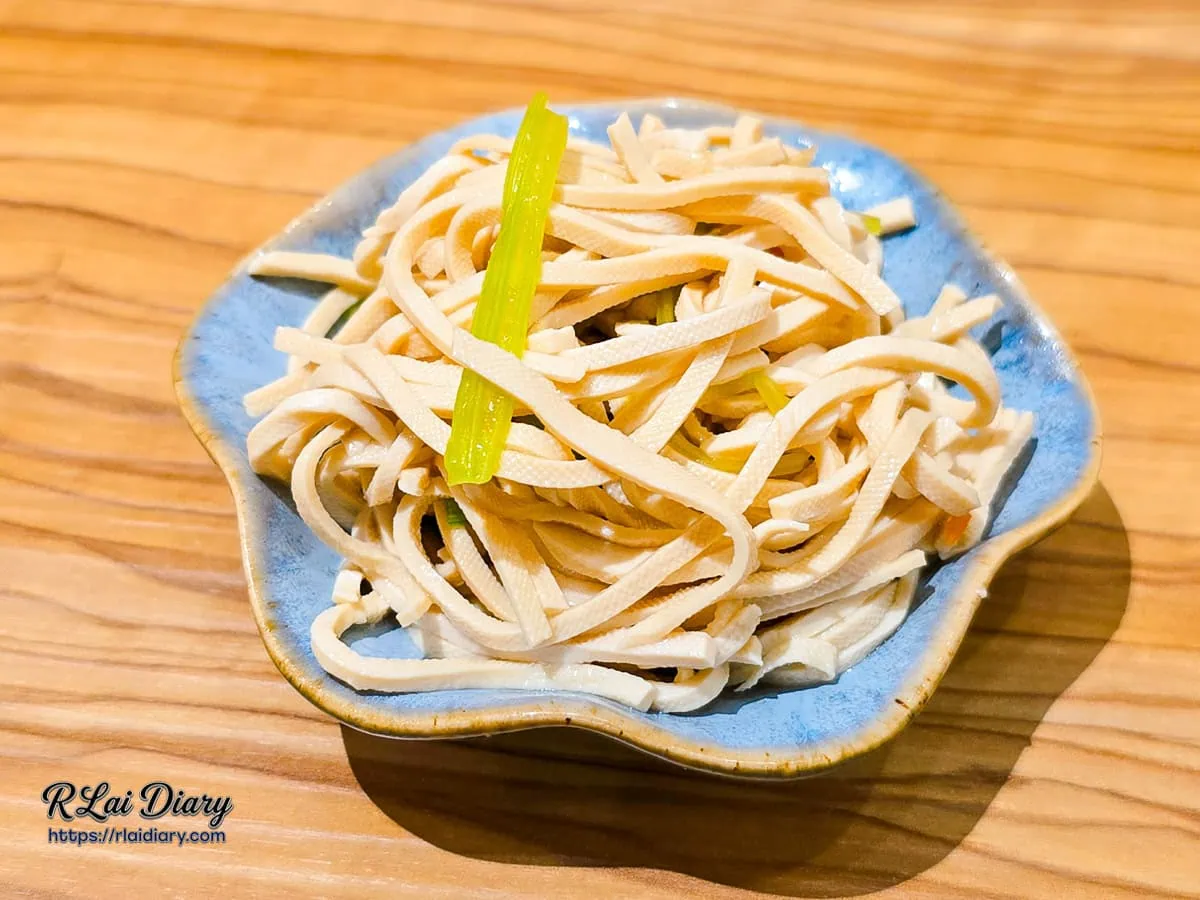 另一個角度拍攝的鮮露干絲，搭配芹菜點綴