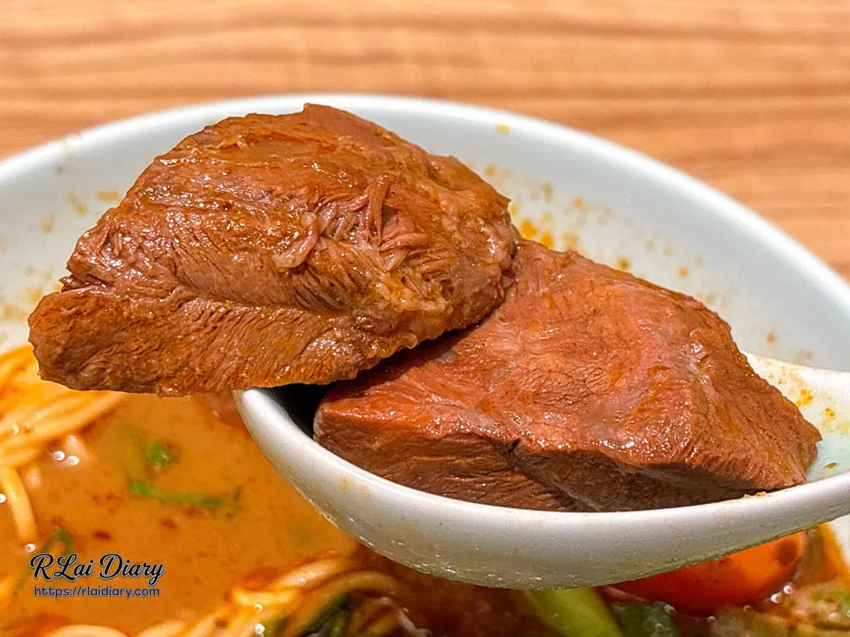 湯匙上盛著兩大塊厚實軟嫩的紅燒牛腱心肉塊