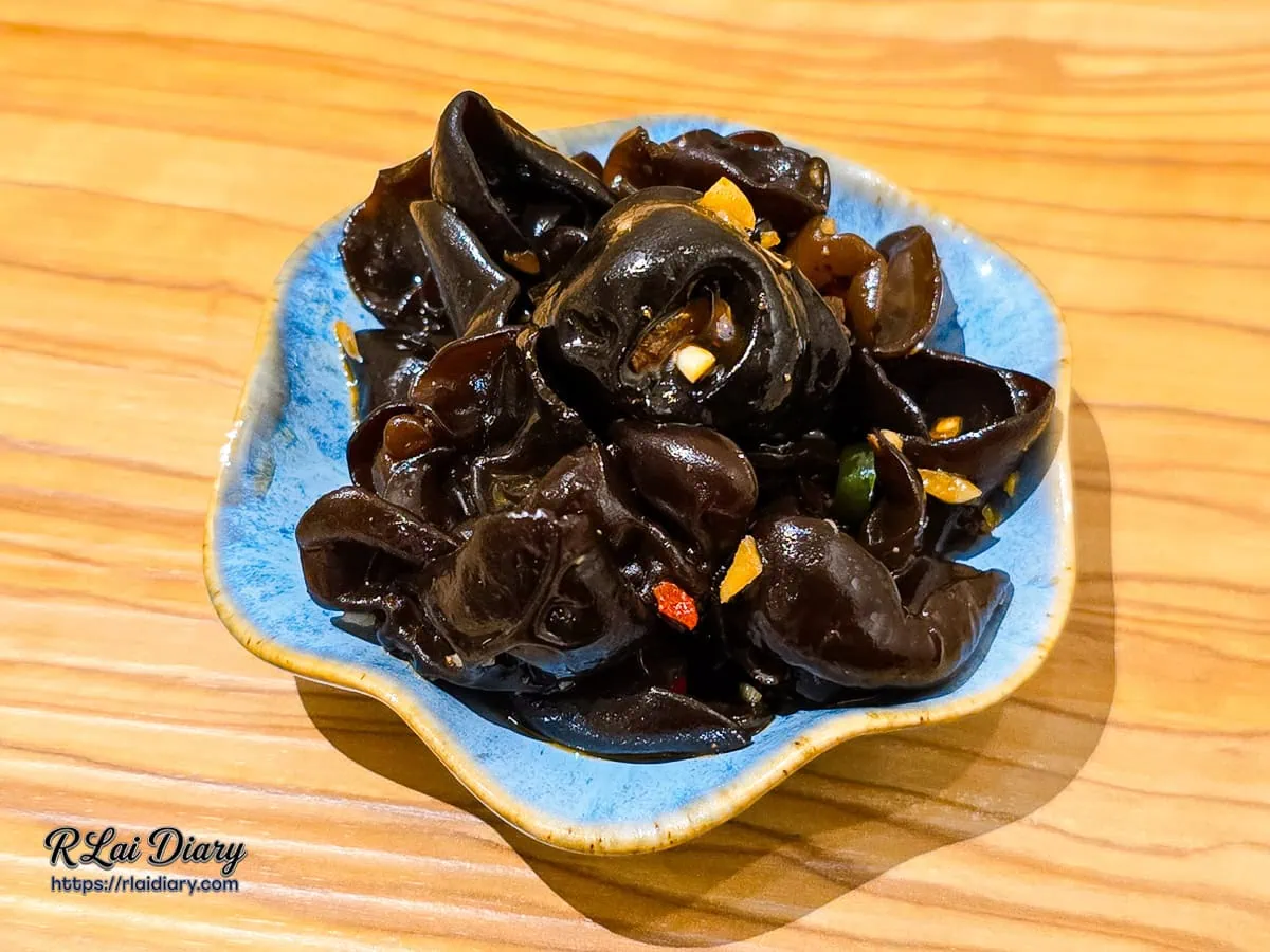 光澤透亮的醋溜雲耳，地一牛肉麵人氣小菜