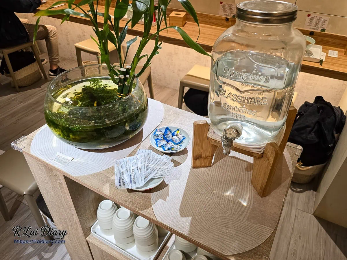 店內提供開水與牙線自助取用區