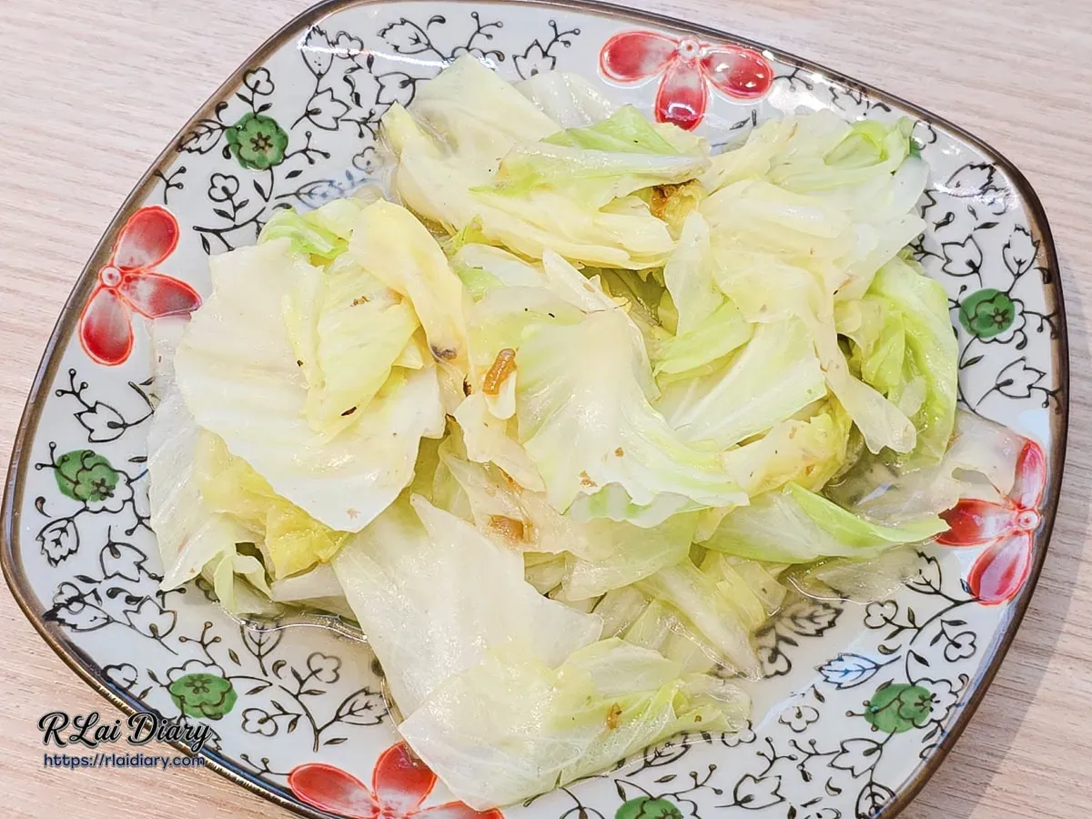 雞汁高麗菜，高麗菜葉片翠綠油亮，保有清脆口感