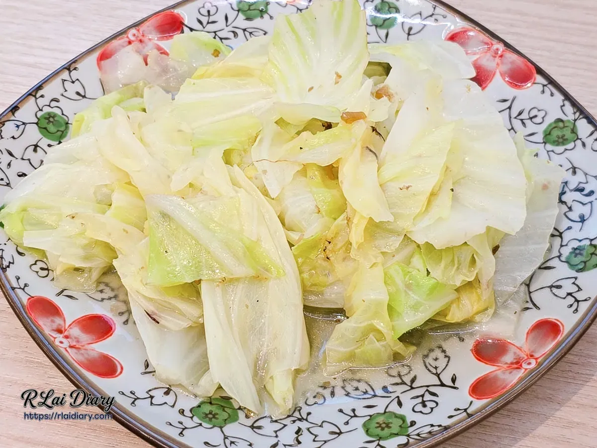 清炒高麗菜近拍特寫，看得出蔬菜的新鮮脆嫩與雞油光澤