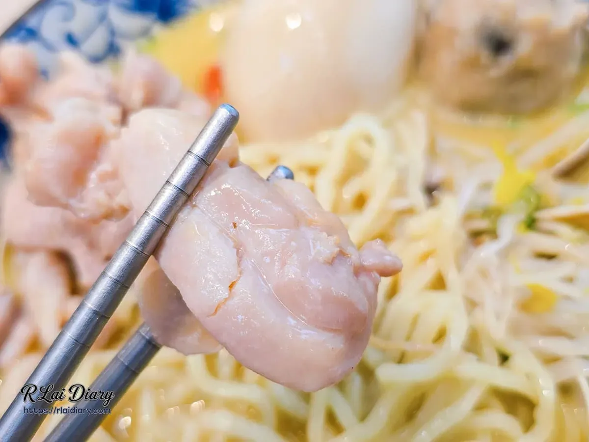 湯麵中的帶皮雞腿肉特寫，肉質粉嫩多汁，燉煮入味