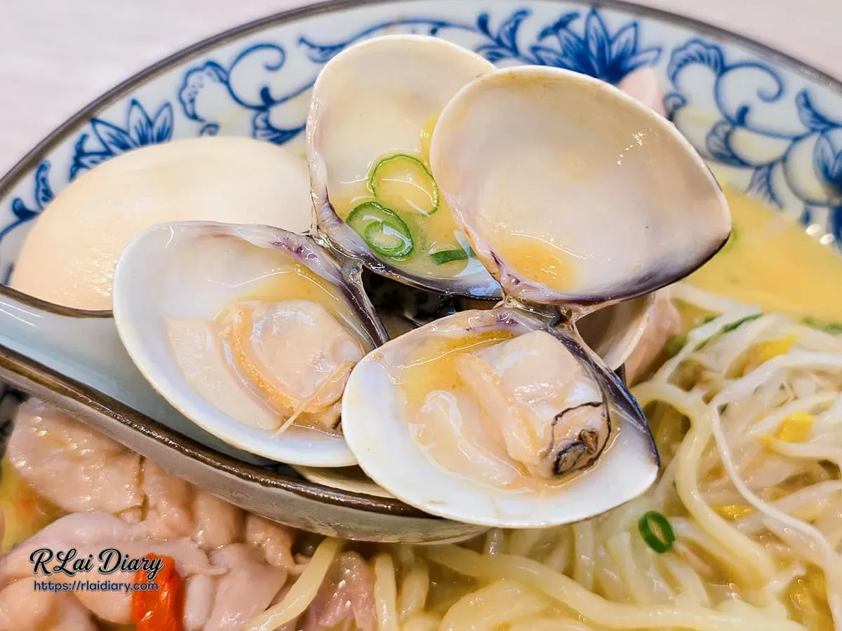湯匙上滿滿的鮮甜蛤蜊，開殼飽滿，湯汁充沛