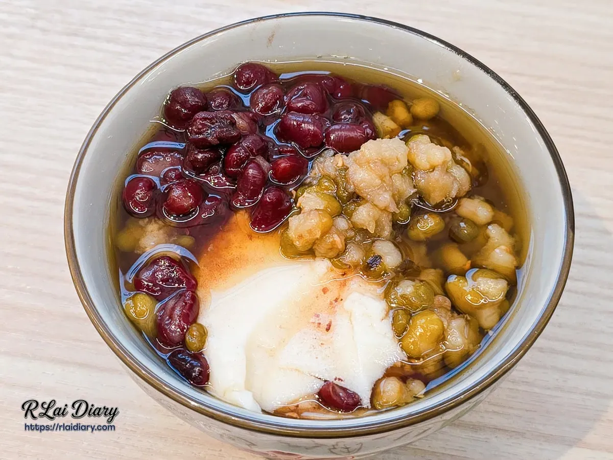 自助DIY豆花碗，加入滿滿紅豆綠豆配料並淋上糖水