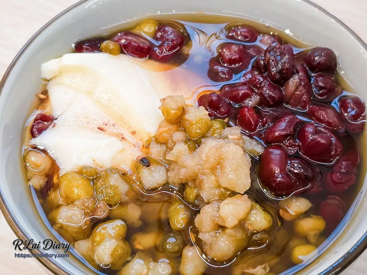 豆花甜點近拍視角，呈現配料的豐富與豆花的綿密感