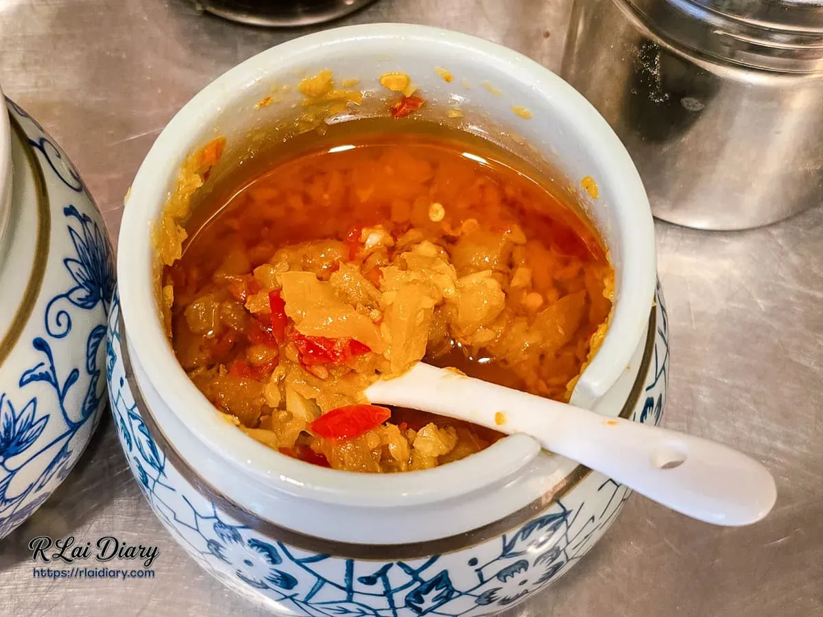 自助區提供的阿嬤辣菜脯，甕裝的醃漬蘿蔔乾看起來香辣開胃