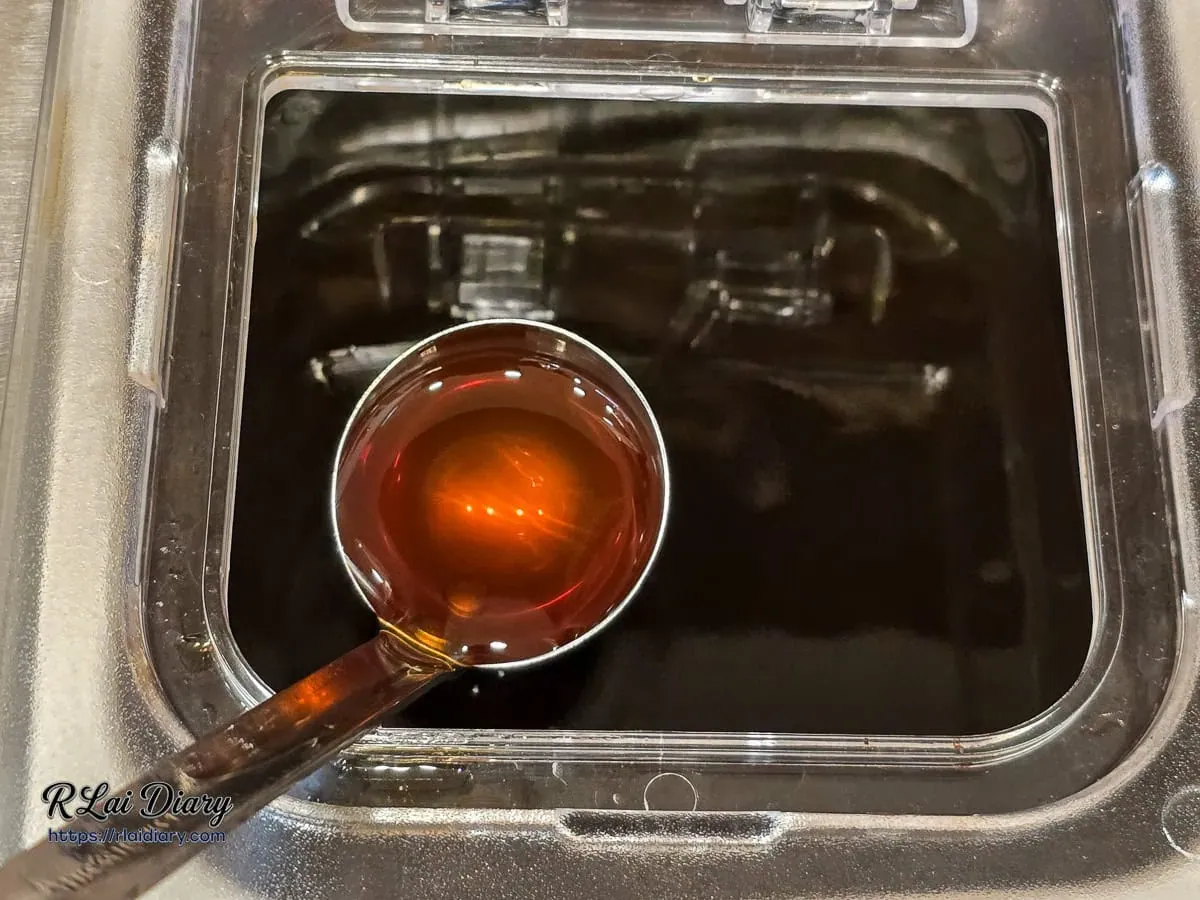 豆花專用的香甜糖水，色澤呈現濃郁的琥珀色