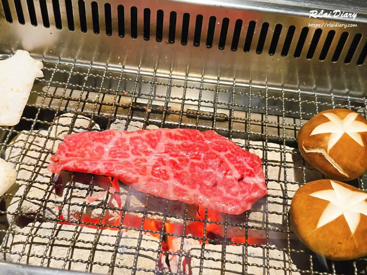 大安區｜一頭也黑毛和牛炭火燒肉｜半包廂隱私空間，享受不用動手的頂級燒肉