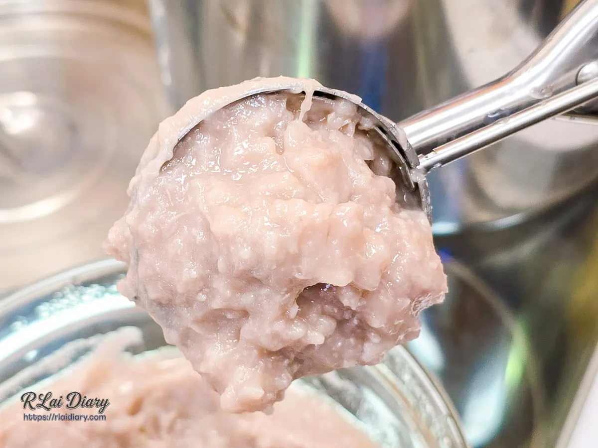 金安心の飲料店手工熬煮的芋泥球特寫，口感綿密不甜膩且帶有芋頭顆粒