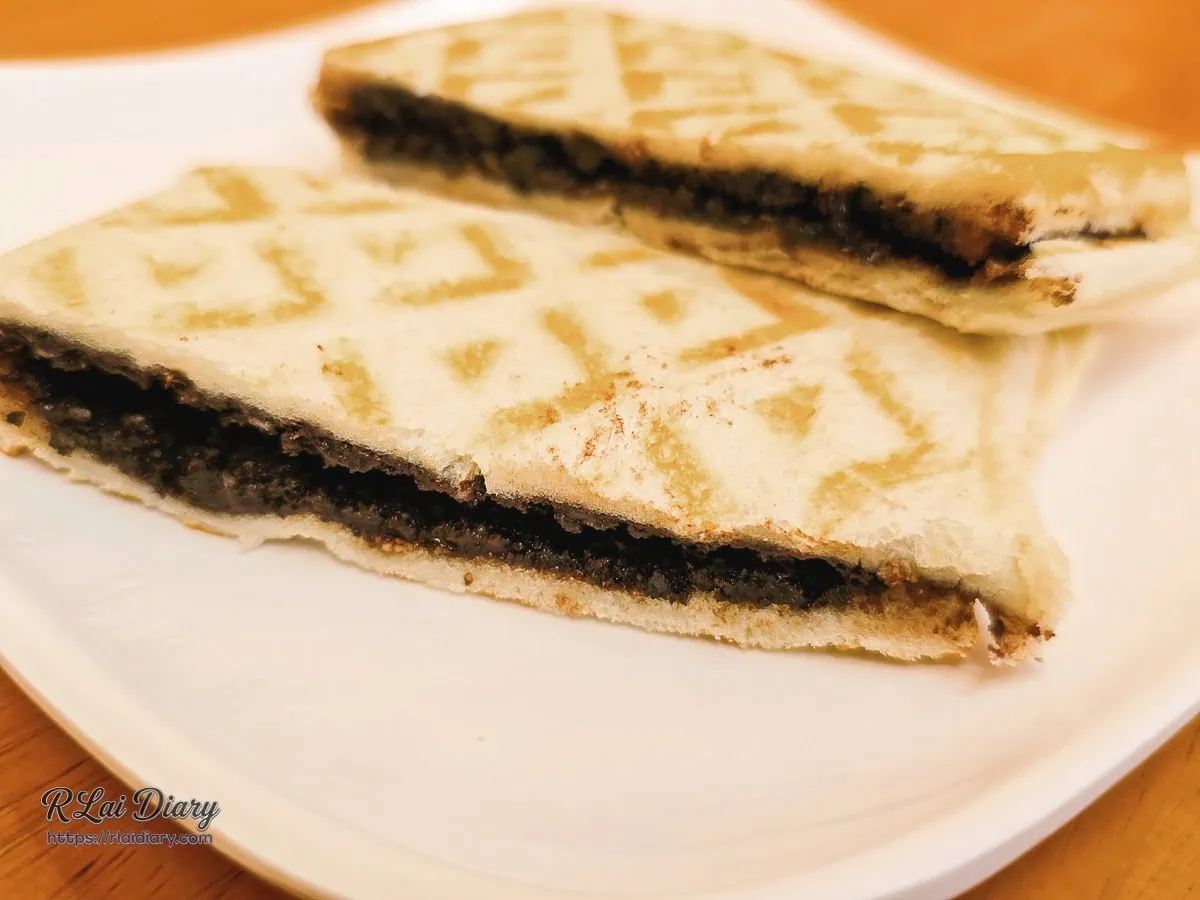 酥脆熱壓吐司包裹著半融化的巧克力與OREO脆片，近拍特寫可見紮實的內餡用料