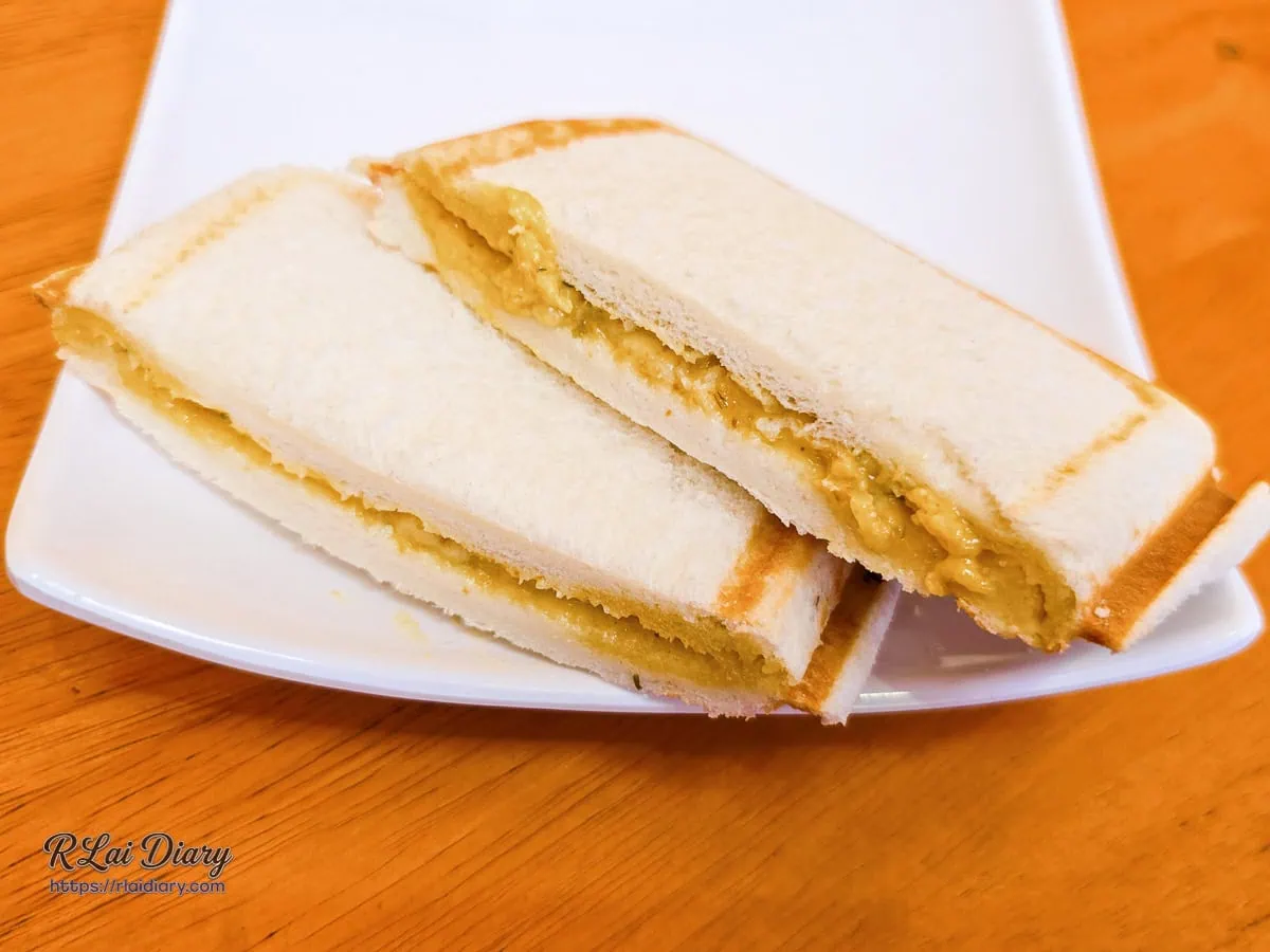 金安心香蒜熱壓吐司斷面秀，濃郁的黃金蒜醬完全滲透進吐司纖維中，香氣四溢