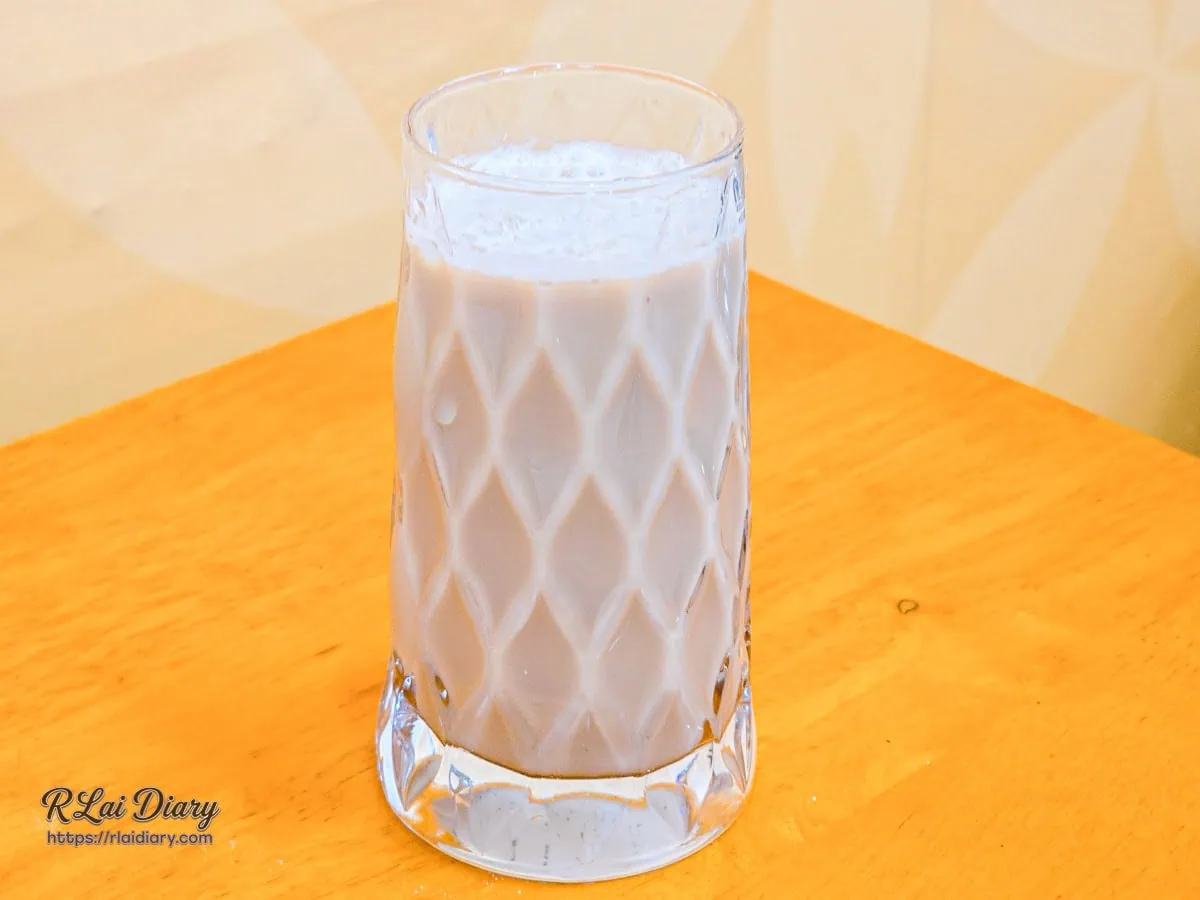 金安心の飲料店的蜜香奶茶，嚴選茶葉基底，茶香清晰且帶有獨特蜜香氣息