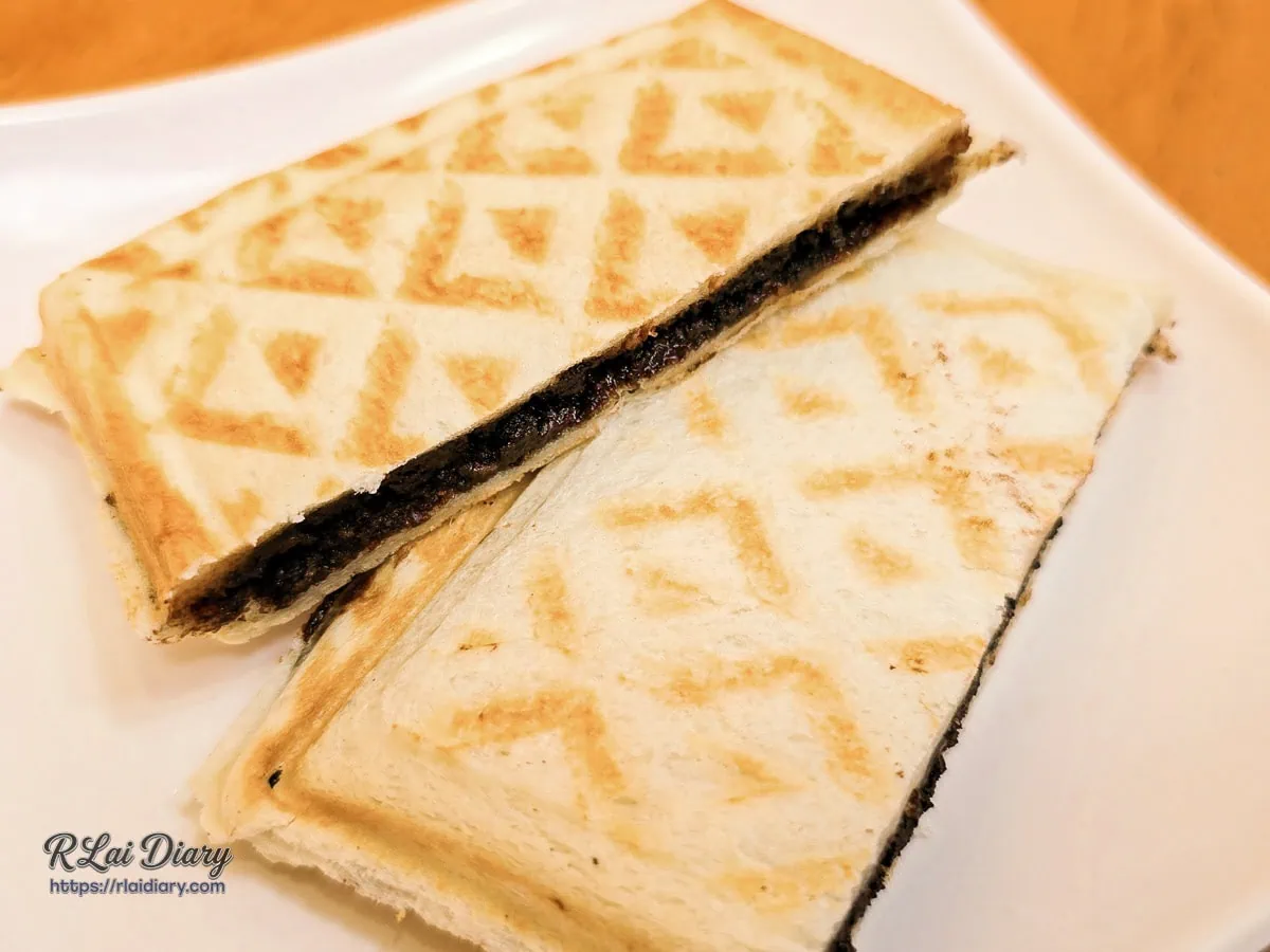 台中銅板下午茶推薦，外酥內軟的金安心熱壓吐司巧克力OREO口味，苦甜香氣在嘴裡爆發