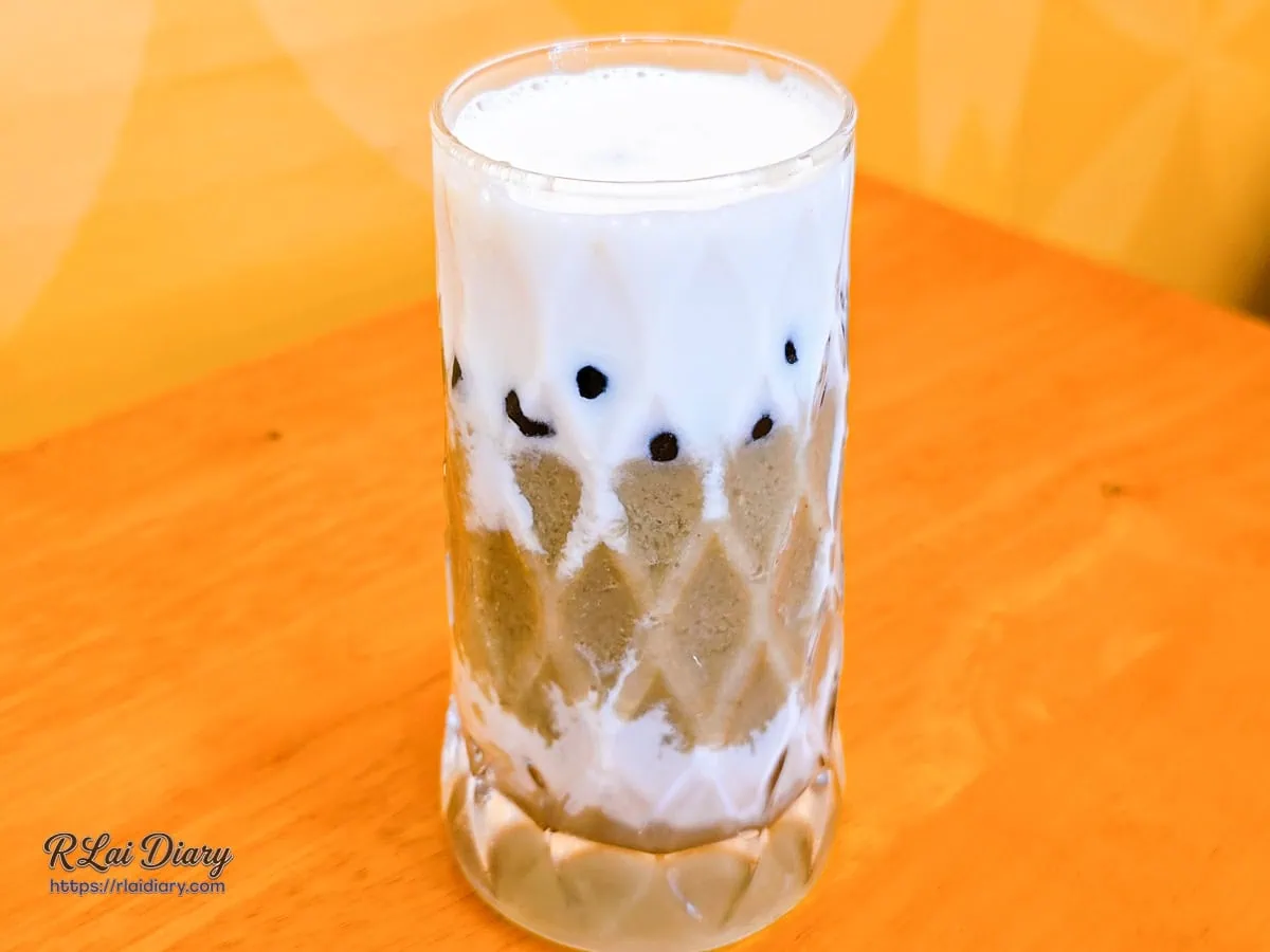 金安心招牌綠豆沙牛奶加珍珠呈現美麗的白色與綠豆沙色漸層飲品