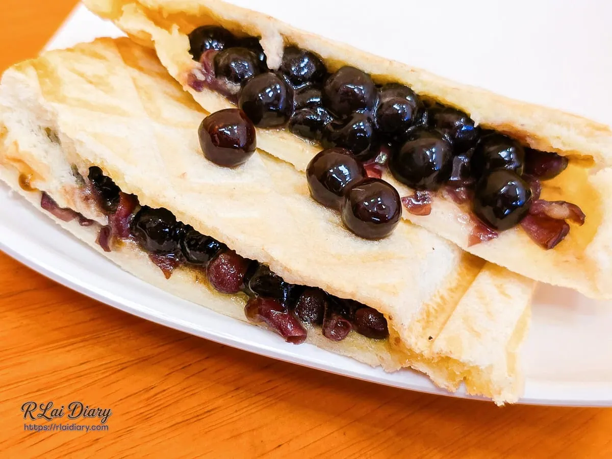 紅豆波波熱壓吐司斷面秀，外酥內軟的吐司包覆著綿密紅豆泥與珍珠