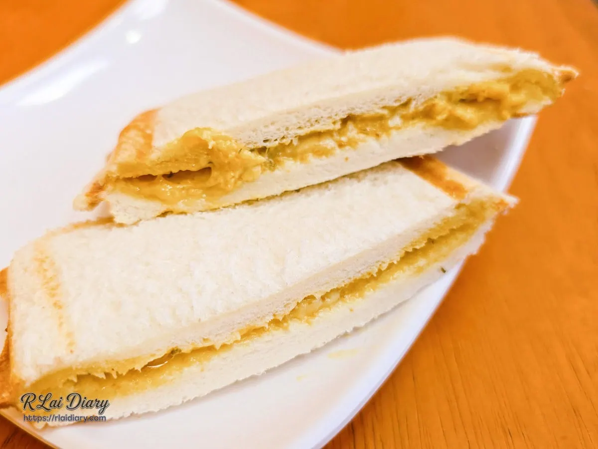 鹹香夠味的香蒜熱壓吐司特寫，外皮烤得金黃酥脆，是下午茶不想吃甜食時的最佳選擇