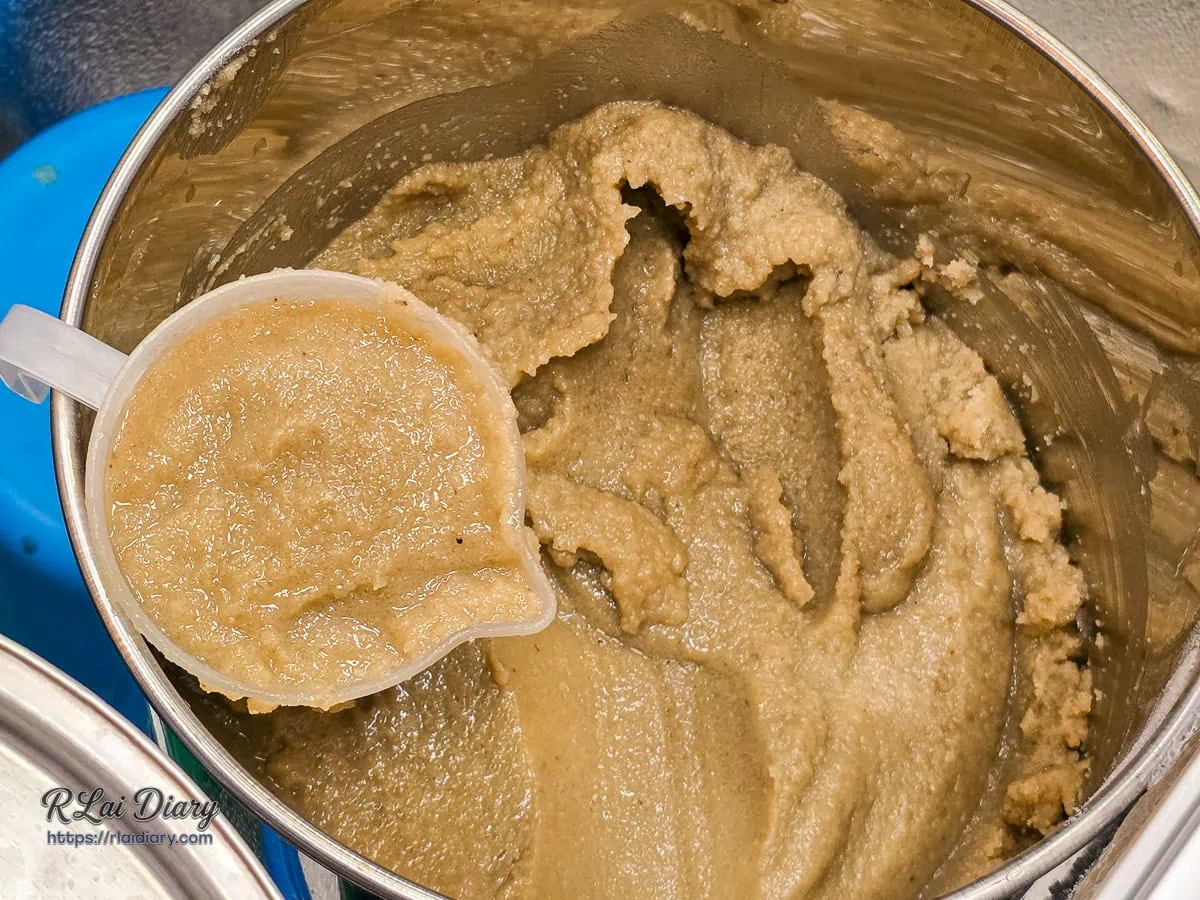 特寫鏡頭展示金安心綠豆沙口感綿密細緻無冰晶的質地