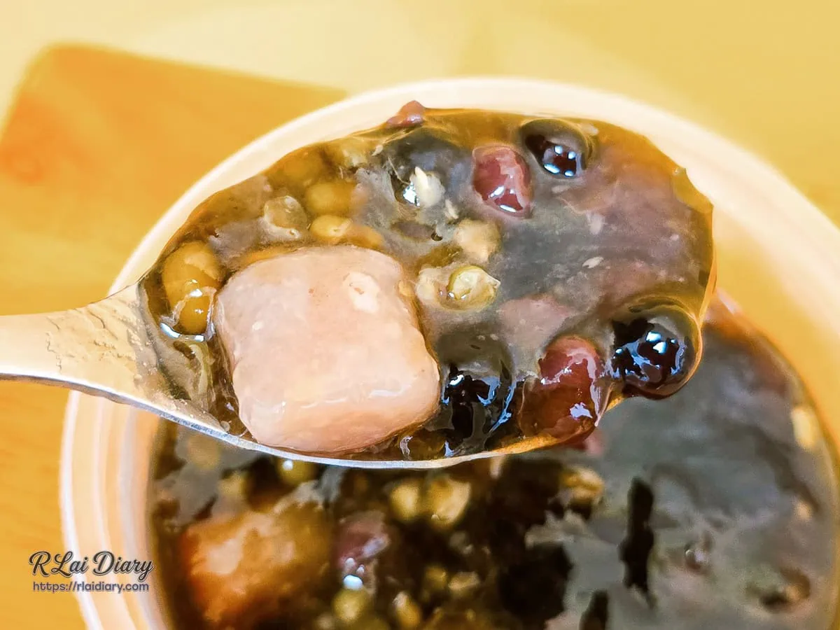 一匙撈起滿滿配料的暖心綜合燒仙草冬季甜品