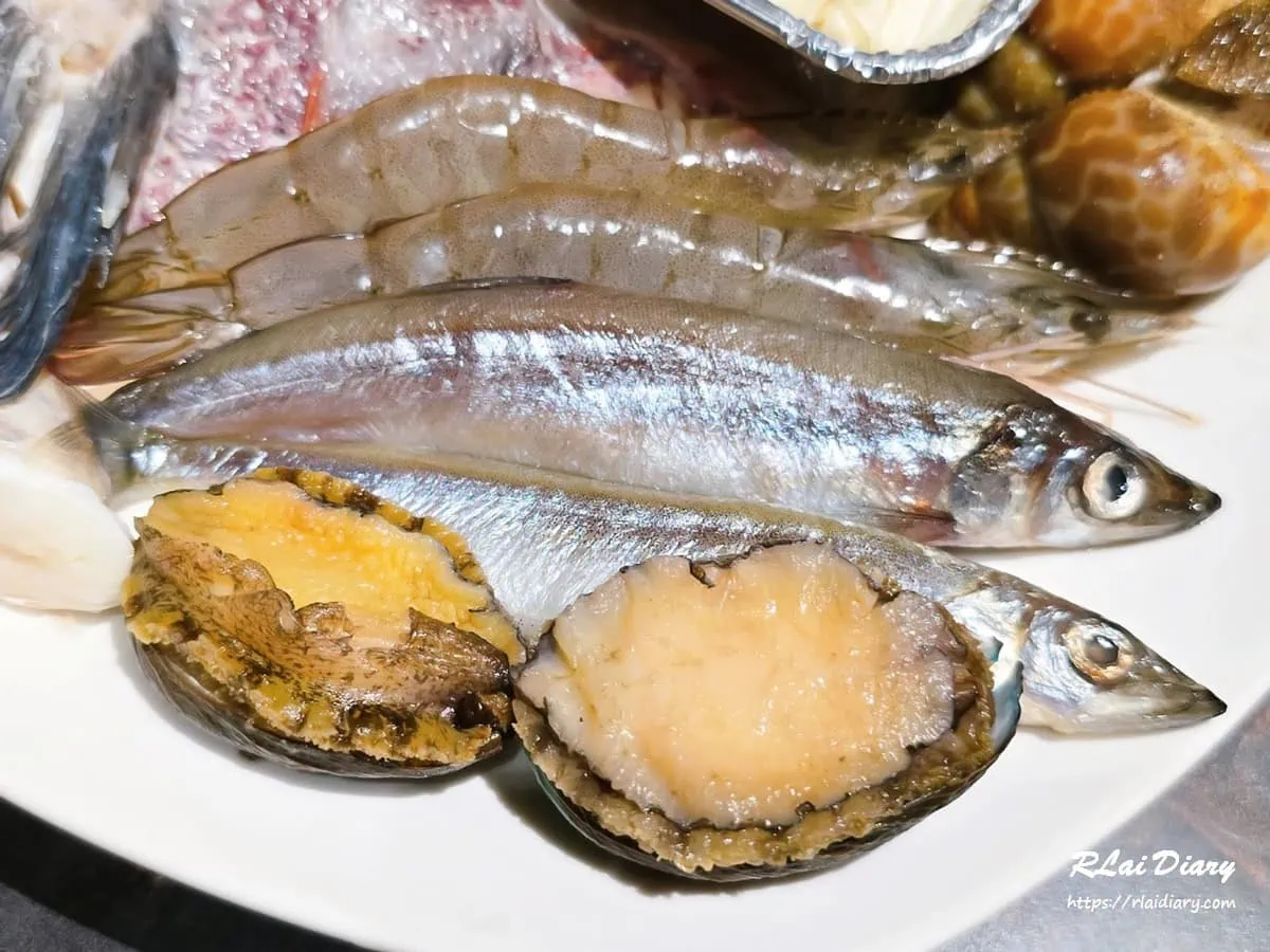 墨妃家燒肉新鮮白蝦柳葉魚與小鮑魚