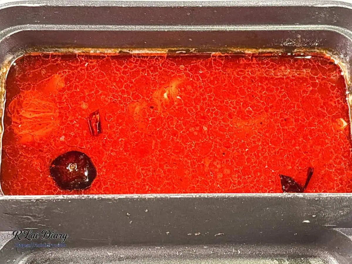沸騰的麻辣火鍋湯底，香氣濃郁誘人