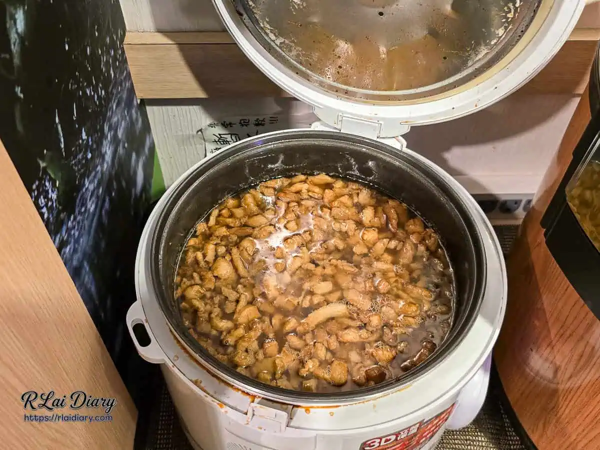 一鍋三饗特製滷肉燥特寫，肥瘦適中淋在白飯上超下飯
