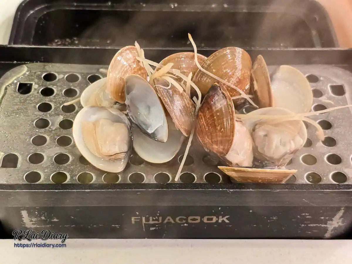 蒸熟開殼的香薑蛤蠣，肉質飽滿多汁鮮味十足