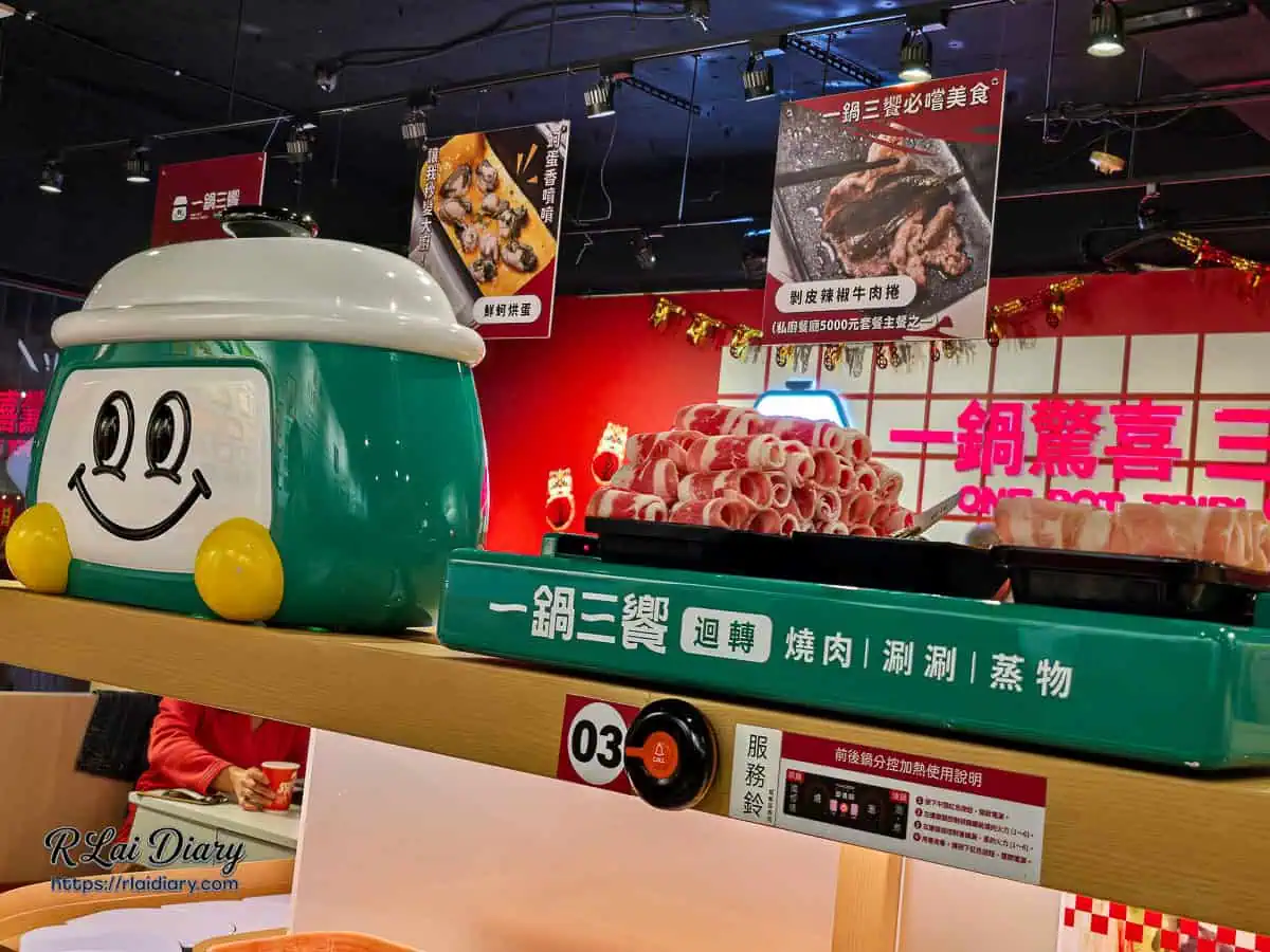 綠色鍋子造型軌道車送餐，一鍋三饗特色自動送肉盤服務