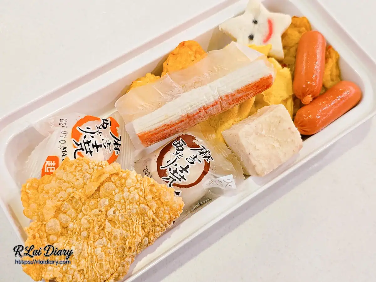 豐富火鍋料拼盤，麻吉燒蟹肉棒豆皮等多樣選擇