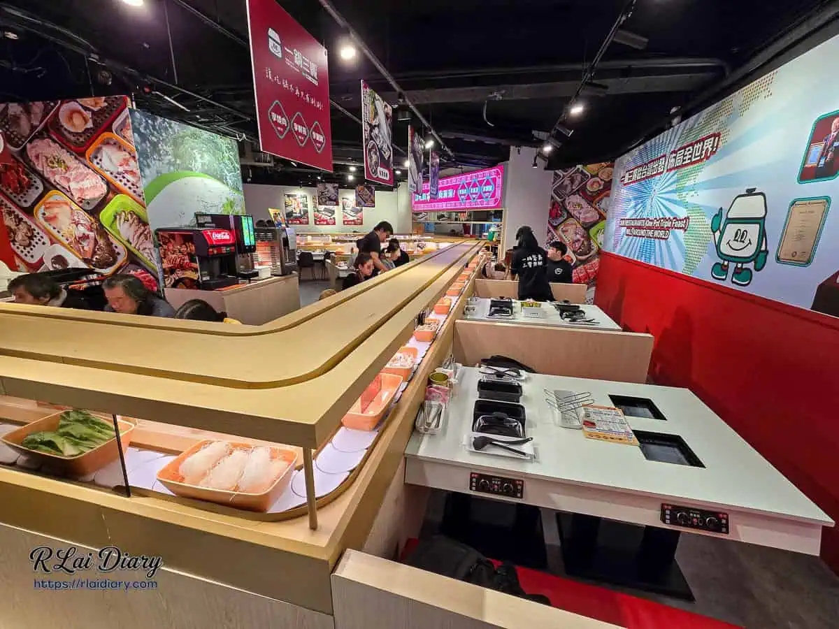 板橋一鍋三饗店內環境，寬敞座位區設有特色雙層迴轉送餐軌道