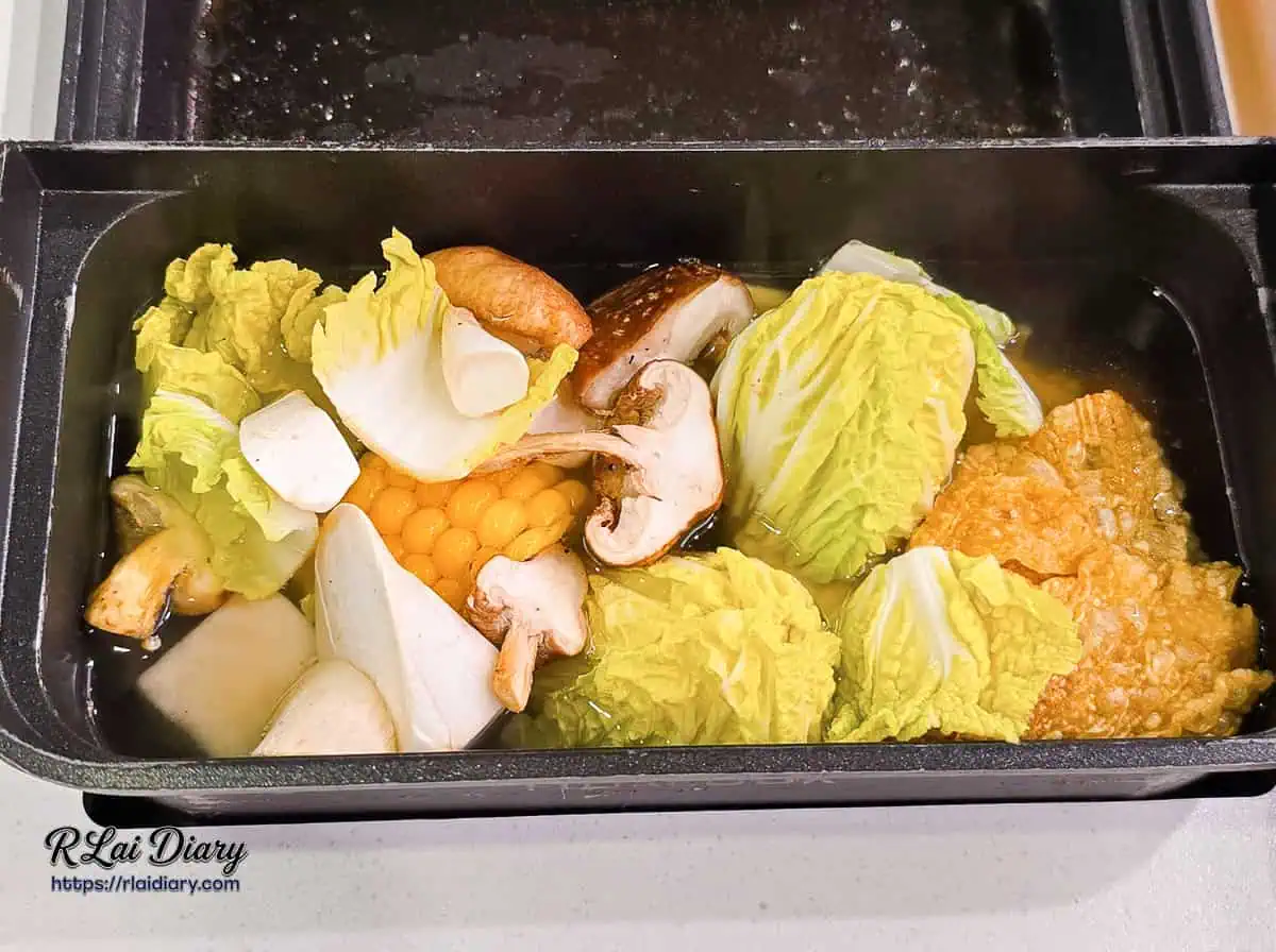 日式昆布湯底加入新鮮蔬菜，清澈金黃湯頭適合涮煮火鍋