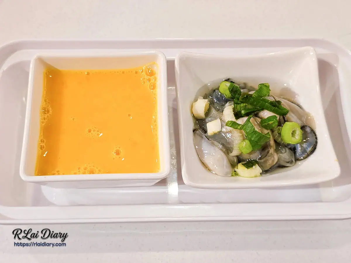 蚵仔烘蛋DIY材料組，包含新鮮蛋液與肥美蚵仔蔥花