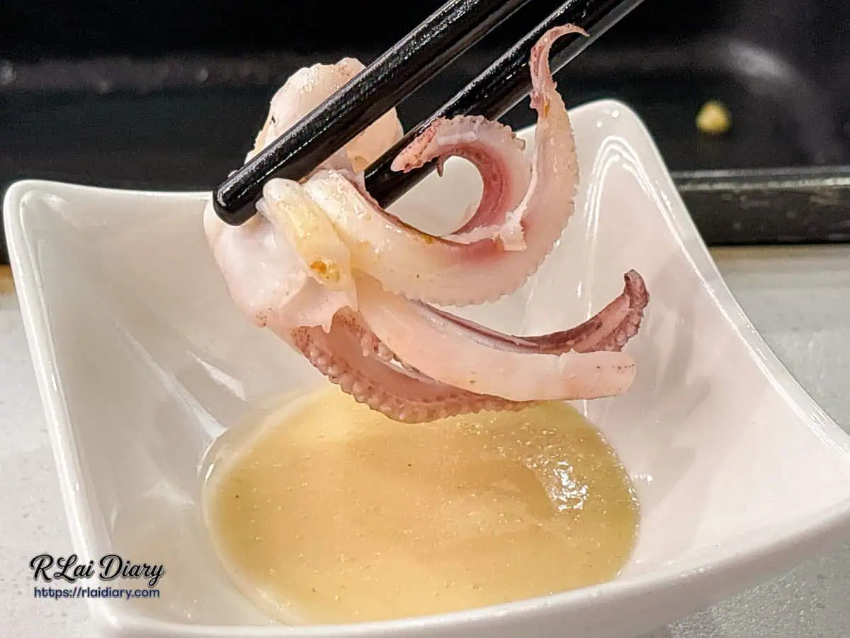 煮熟澎湖脆卷沾取秘製海鮮醬，板橋海鮮蒸物料理推薦