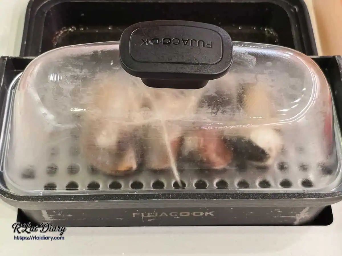 透過透明鍋蓋觀察蛤蠣蒸煮過程，新鮮看得見