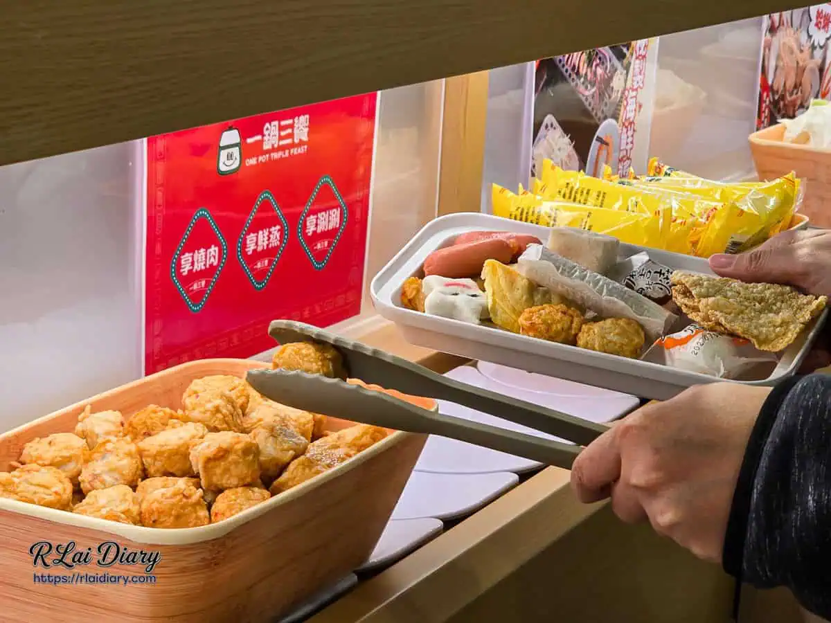 從一鍋三饗迴轉台拿取食材無限吃