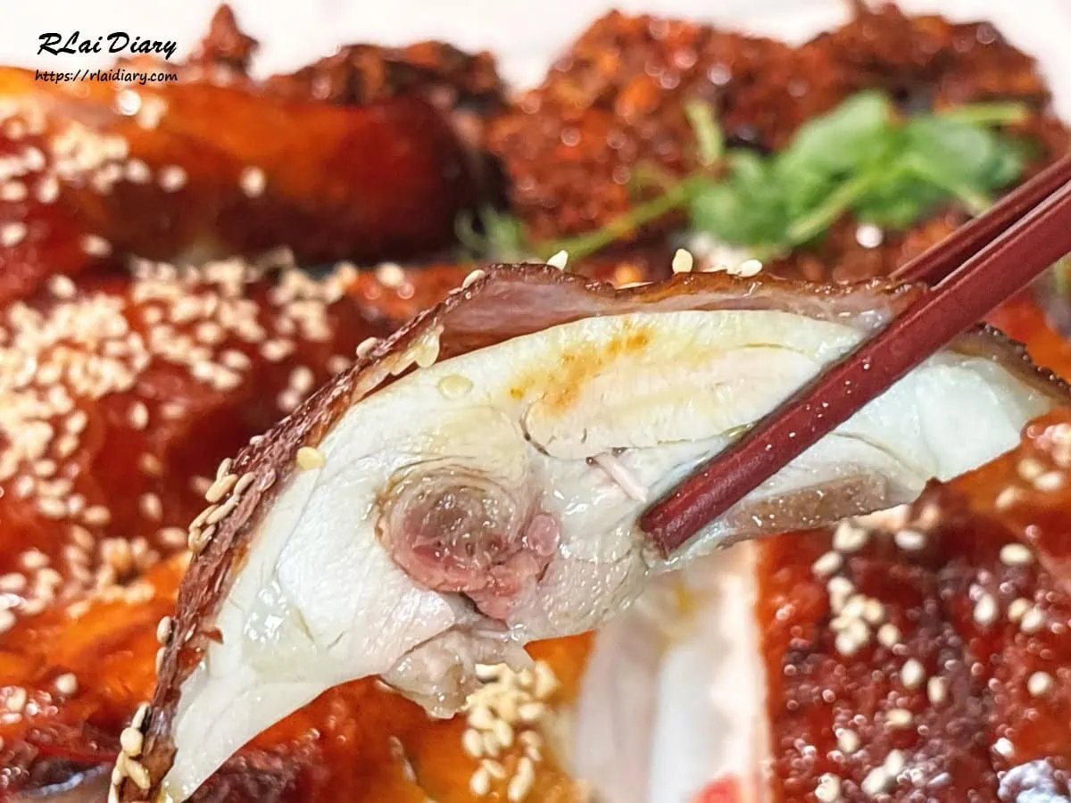 弎弎椒妃脆皮雞灑上白芝麻點綴且油亮誘人的脆皮雞肉