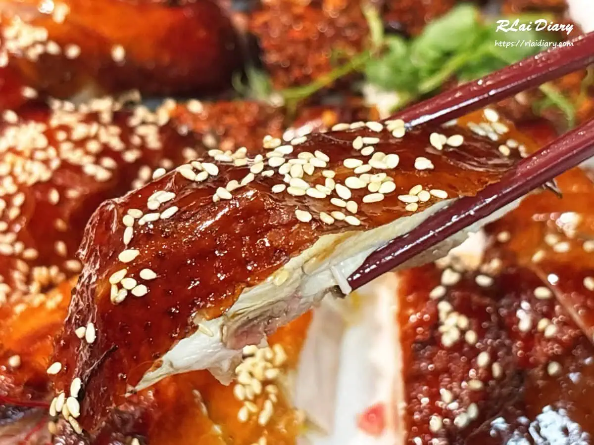 弎弎椒妃脆皮雞特寫，皮薄酥脆且肉質緊實多汁的雞肉斷面