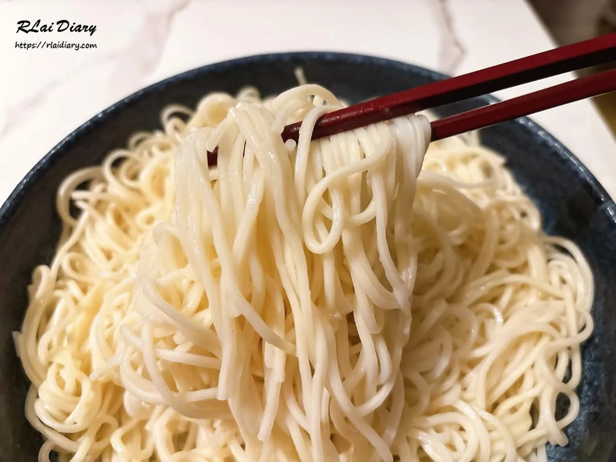 關廟手工麵特寫，適合搭配酸菜魚湯汁享用的勁道麵條