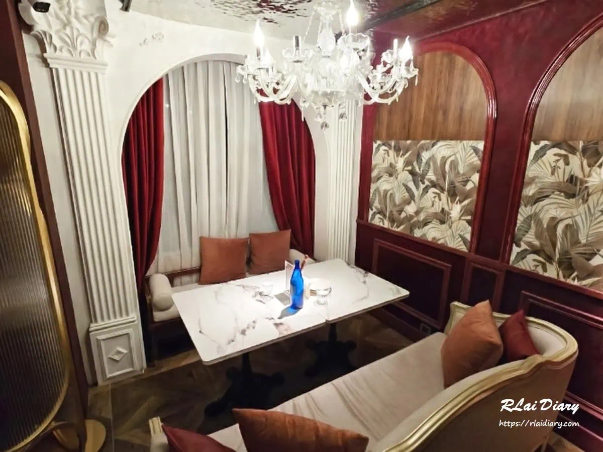 台北餐酒館推薦-弎弎川酒，帶有低調奢華感的半包廂式沙發座位與水晶吊燈裝潢