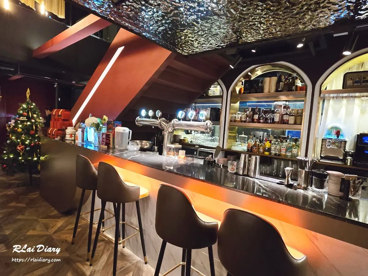 弎弎川酒用餐環境，適合下班小酌的吧檯高腳椅座位區