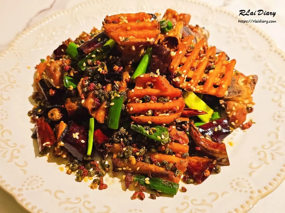 弎弎川酒招牌菜-膳香麻椒美人腿，使用大量乾辣椒與花椒拌炒的酥炸雞腿肉