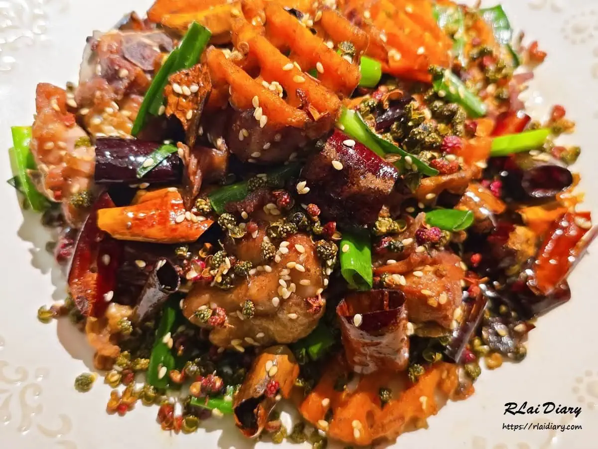 膳香麻椒美人腿特寫，金黃微酥的雞肉沾附花椒香氣，口感鮮嫩多汁