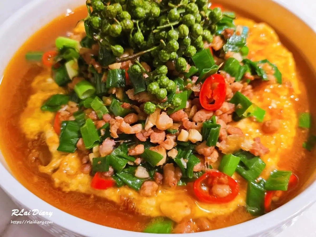 弎弎川酒金黃滑蛋淋上紅亮辣油與滿滿辛香料的下飯菜