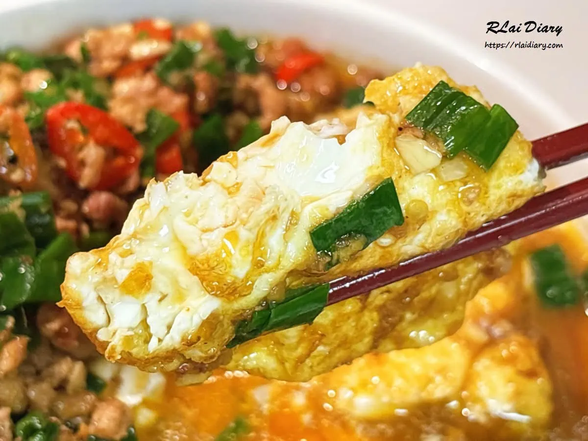 麻麻鎏蛋特寫，內部呈現濕潤半凝固狀態的軟嫩滑蛋與醬汁