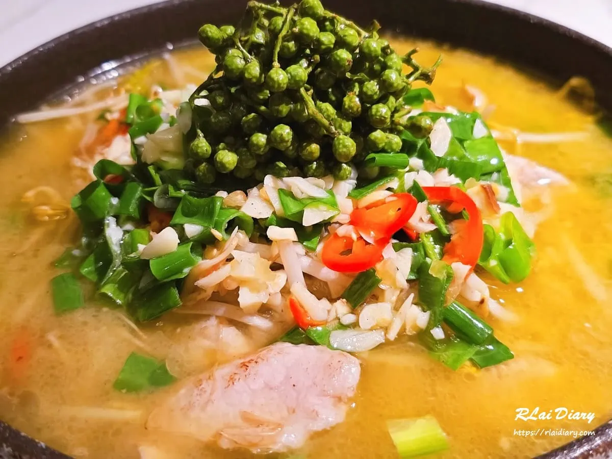 麻香椒澆松板豬鋪滿青花椒與蔥花的金黃色清麻湯頭