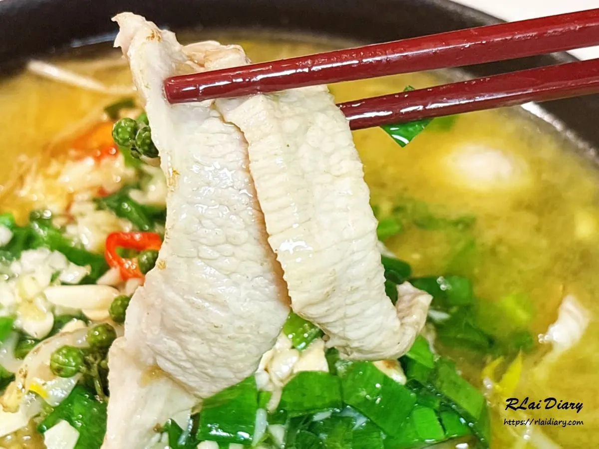 麻香椒澆松板豬特寫，口感脆彈且吸附清麻湯汁的松阪豬肉片