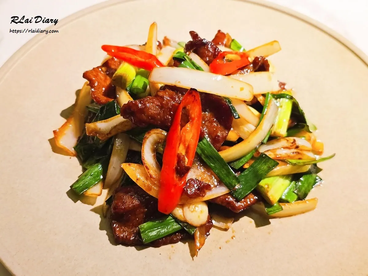 弎弎川酒熱炒菜色-火爆蔥香牛，搭配大量蔥段與洋蔥大火快炒的鮮嫩牛肉片